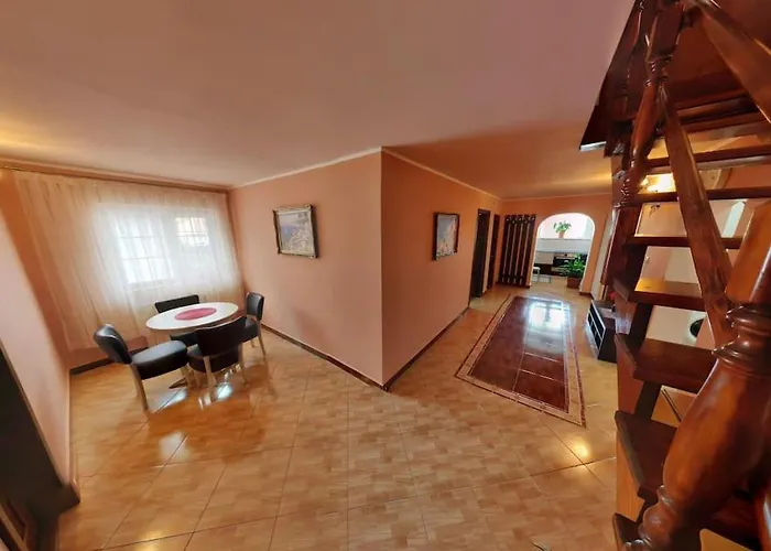 Casa 1 Mai, Parcare In Curte